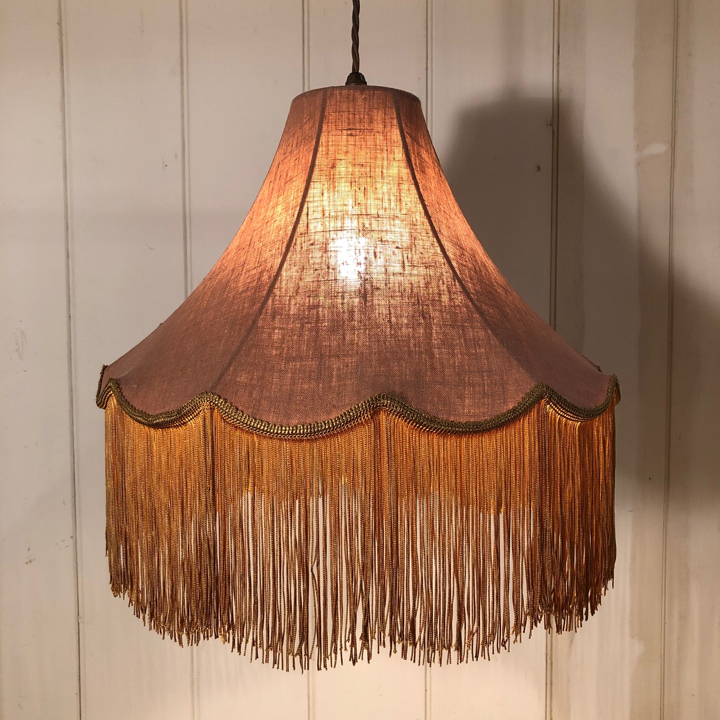 PASHLEY PENDANT SHADE complete with Pendant suspension set.