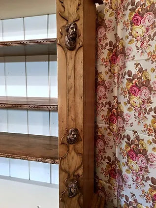 A UNIQUE & BEAUTIFUL ANTIQUE BOOKCASE